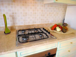 Fridge, oven, cookware/dishes/utensils, freezer - Apartment K Plus by Interhome (Valledoria)