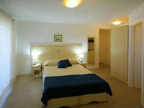 2 Schlafzimmer, Bügeleisen/Bügelbrett