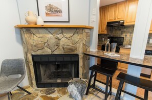 Réfrigérateur, un four, surface de cuisson, lave-vaisselle