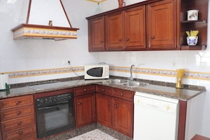 Frigorifero, microonde, forno, piano cottura