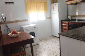 ثلاجة، ميكروويف، فرن، موقد طهي مسطح