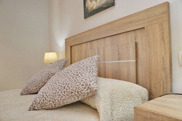 3 bedrooms, iron/ironing board, bed sheets