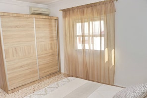 3 chambres, fer et planche Ă repasser, draps fournis