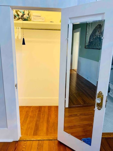 Historic home, Heated Mini Pool, near downtown San Antonio! Walk to Zoo & Witte!