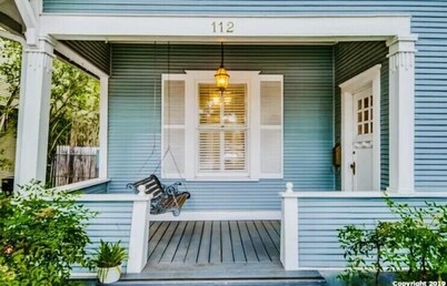 Historic home, Heated Mini Pool, near downtown San Antonio! Walk to Zoo & Witte!