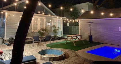 Historic home, Heated Mini Pool, near downtown San Antonio! Walk to Zoo & Witte!