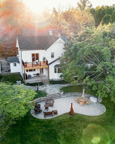 Victorian Farmhouse in the heart of Hocking Hills, 5 minutes from Old Man's Cave