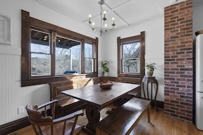Dining - Victorian Farmhouse in the heart of Hocking Hills, 5 minutes from Old Man's Cave (Logan)