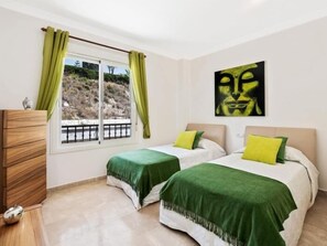 2 quartos, ferros/tábuas de passar roupa, acesso à internet