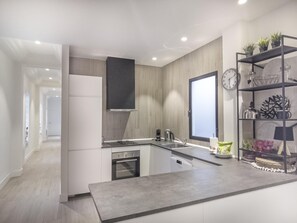 Réfrigérateur, four, lave-vaisselle, cafetière/bouilloire