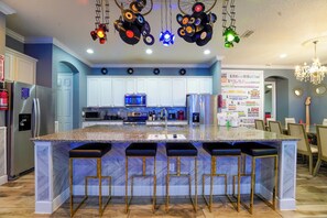 ثلاجة، ميكروويف، فرن، موقد طهي مسطح