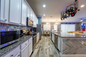 ثلاجة، ميكروويف، فرن، موقد طهي مسطح