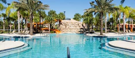 Una piscina al aire libre, una piscina climatizada