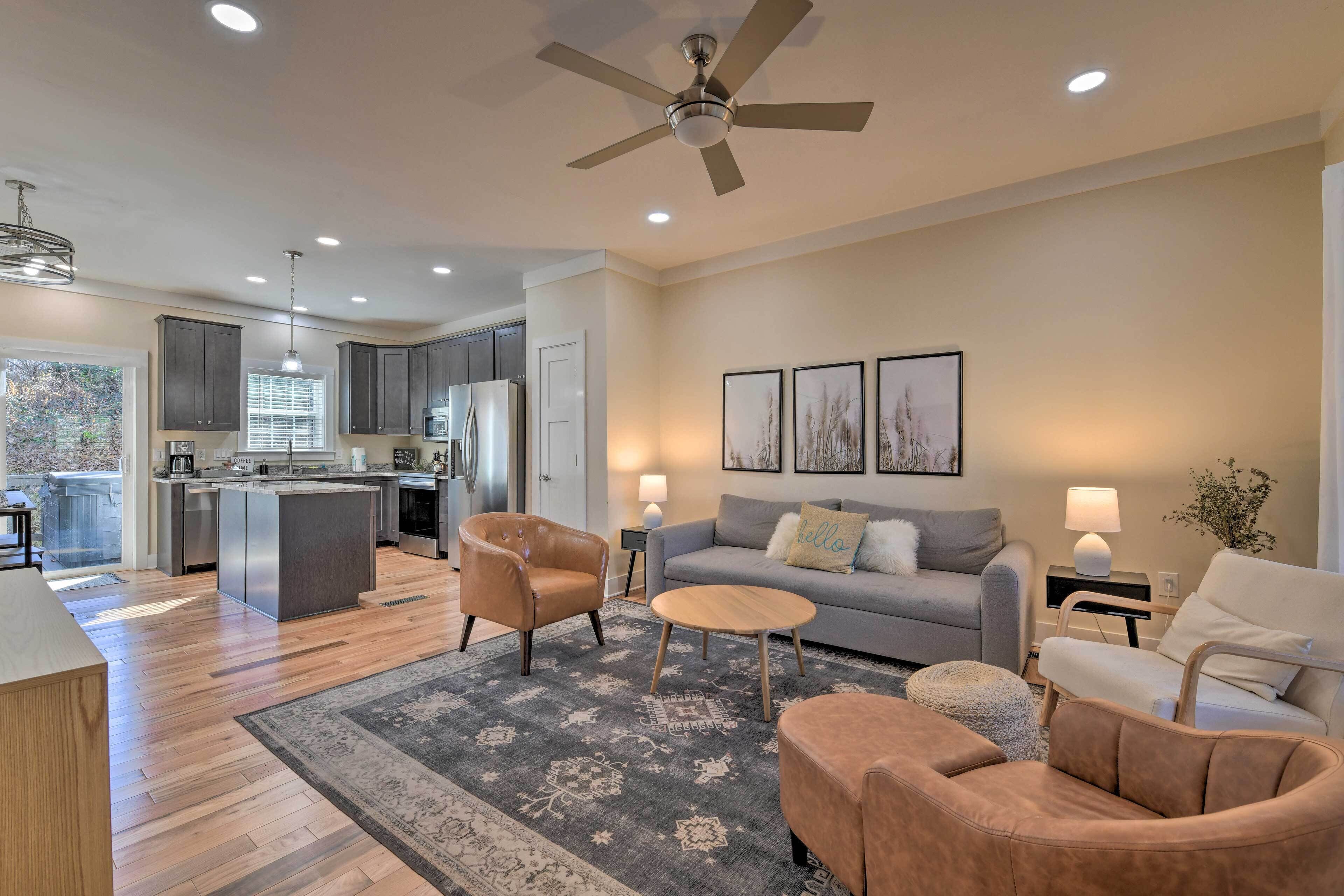Newly Built Home w/ Hot Tub By Dtwn &  Attractions