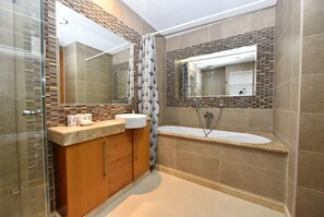 Rainfall showerhead, free toiletries, hair dryer, towels - BBL - Stylish 1BR with balcony in Marina (Dubai)