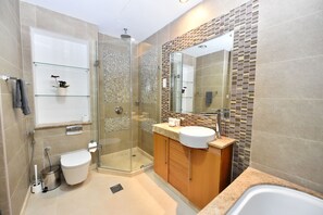 Apartamento | Banheiro | Chuveiro com efeito de chuva, produtos de toalete grátis