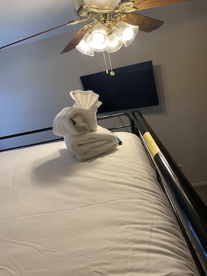 8 bedrooms, desk, iron/ironing board, free WiFi - Heated Pool House (w) Game rooms 15 Min from strip (Las Vegas)