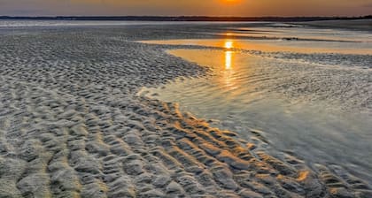 Renovated Hilton Head Beach Club 4 Townhouse – 5 Min Walk to Coligny Beach, Pool, Celebration Park