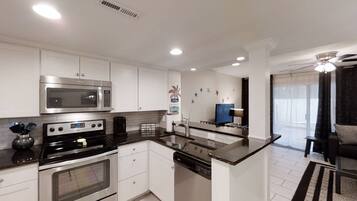 Réfrigérateur, micro-ondes, lave-vaisselle, grille-pain