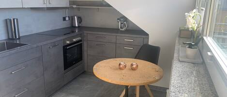 Fridge, oven, stovetop, dishwasher