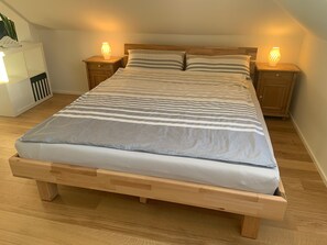 1 bedroom, bed sheets