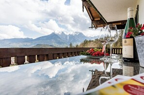 Outdoor dining - Vacation apartment Hohes Brett for 1-4 persons, approx. 86 sqm, 2 bedrooms, living room, kitchen, balcony (Bischofswiesen)