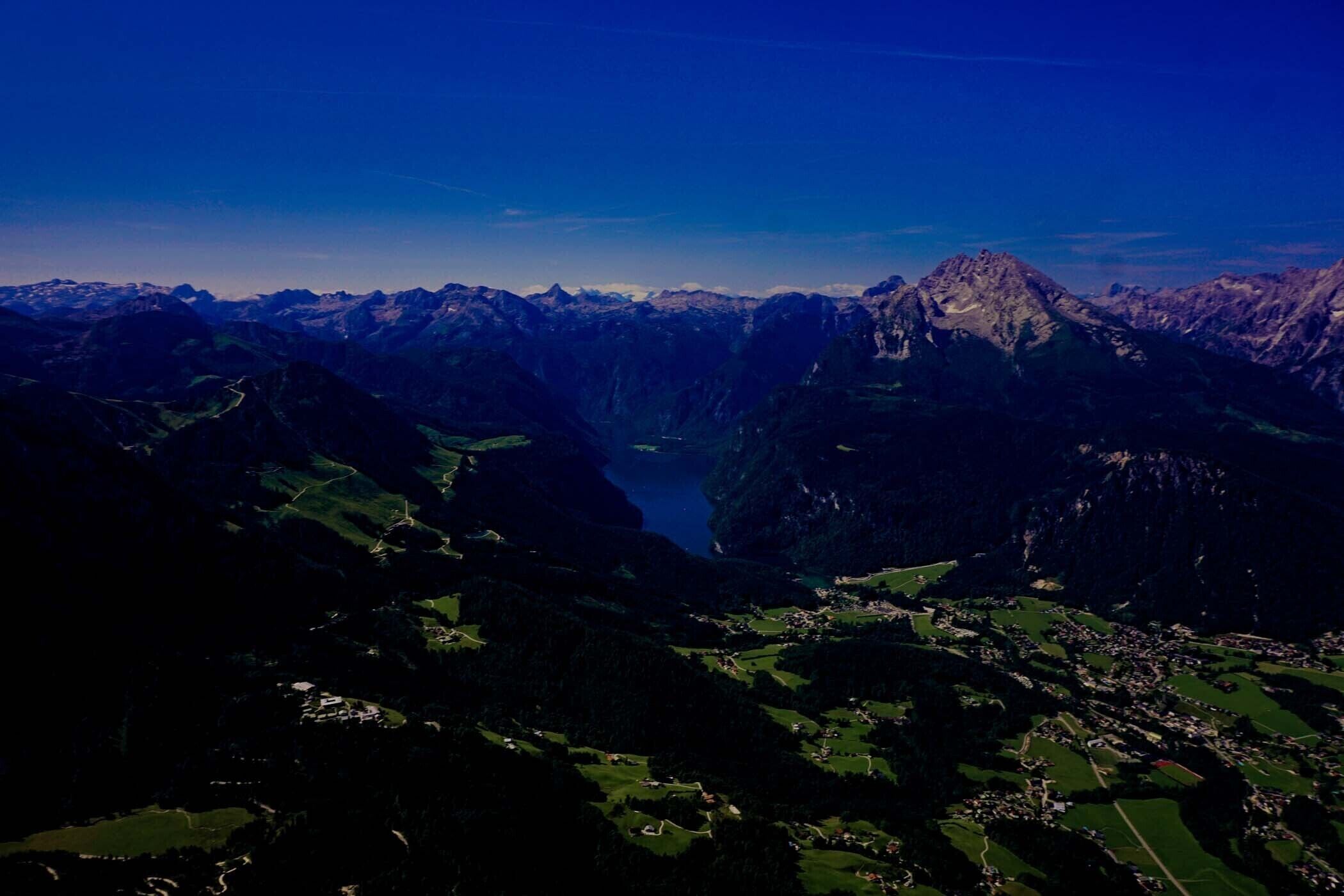 Un paysage montagneux avec une vallée et un lac.
