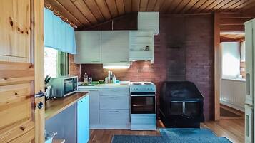 Fridge, microwave, dishwasher, cookware/dishes/utensils