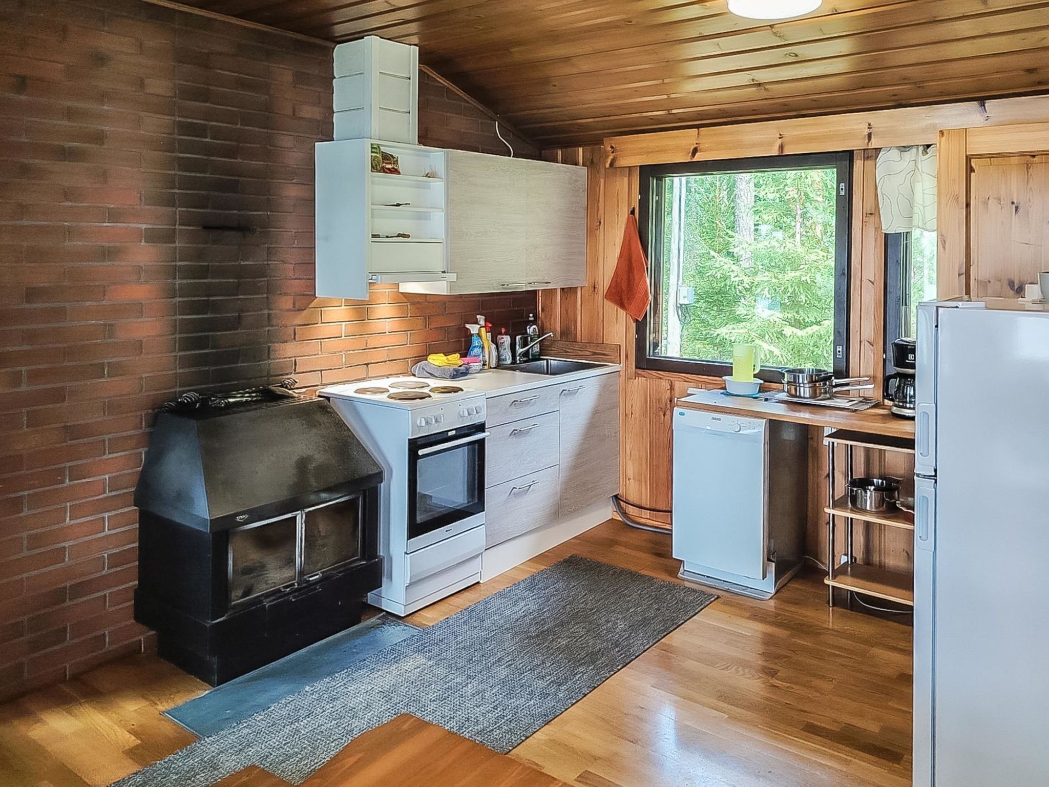 冷蔵庫、電子レンジ、食器洗い機、調理器具と食器