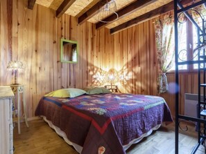 2 bedrooms, desk, iron/ironing board, WiFi