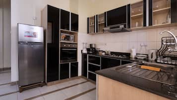 Full-sized fridge, microwave, oven, stovetop