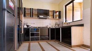 Full-size fridge, microwave, oven, stovetop - Mildans Place - Homes By Della (Nairobi)