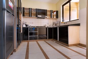 Full-sized fridge, microwave, oven, stovetop - Mildans Place - Homes By Della (Nairobi)