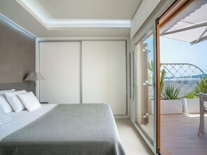 2 bedrooms, desk, iron/ironing board, free internet