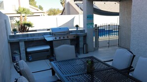 Une terrasse extérieure équipée d’un barbecue, d’un coin salon et offrant une vue sur l’océan.