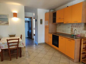 Kühlschrank, Ofen, Wasserkocher mit Kaffee-/Teezubehör