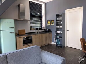 Frigorífico, microondas, horno y lavavajillas