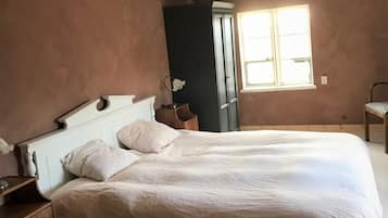 5 bedrooms, iron/ironing board, WiFi, bed sheets