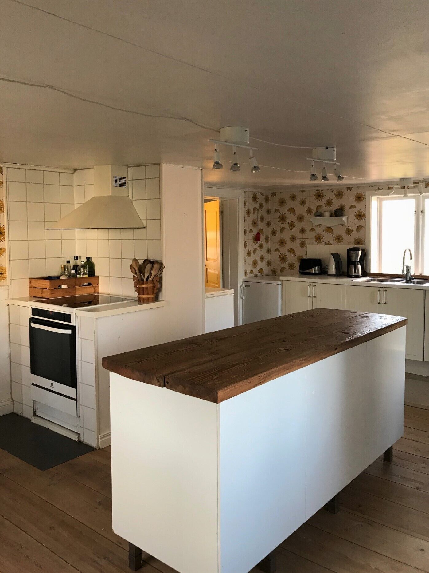 Kylskåp, mikrovågsugn, ugn och spishäll