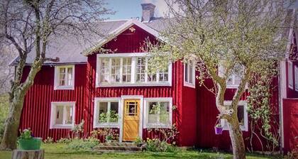 Charming house on a parceled off farm - 5 minutes to beach, restaurants and shops