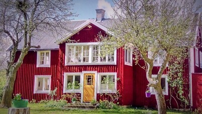 Charming house on a parceled off farm - 5 minutes to beach, restaurants and shops