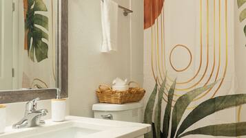 Tina, secadora de cabello, toallas, jabón