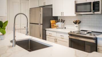 Frigorífic, microones, forn i placa de cuina