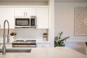 Frigorifero, microonde, forno, piano cottura