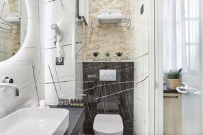 Literie hypoallergénique, minibar, coffres-forts dans les chambres