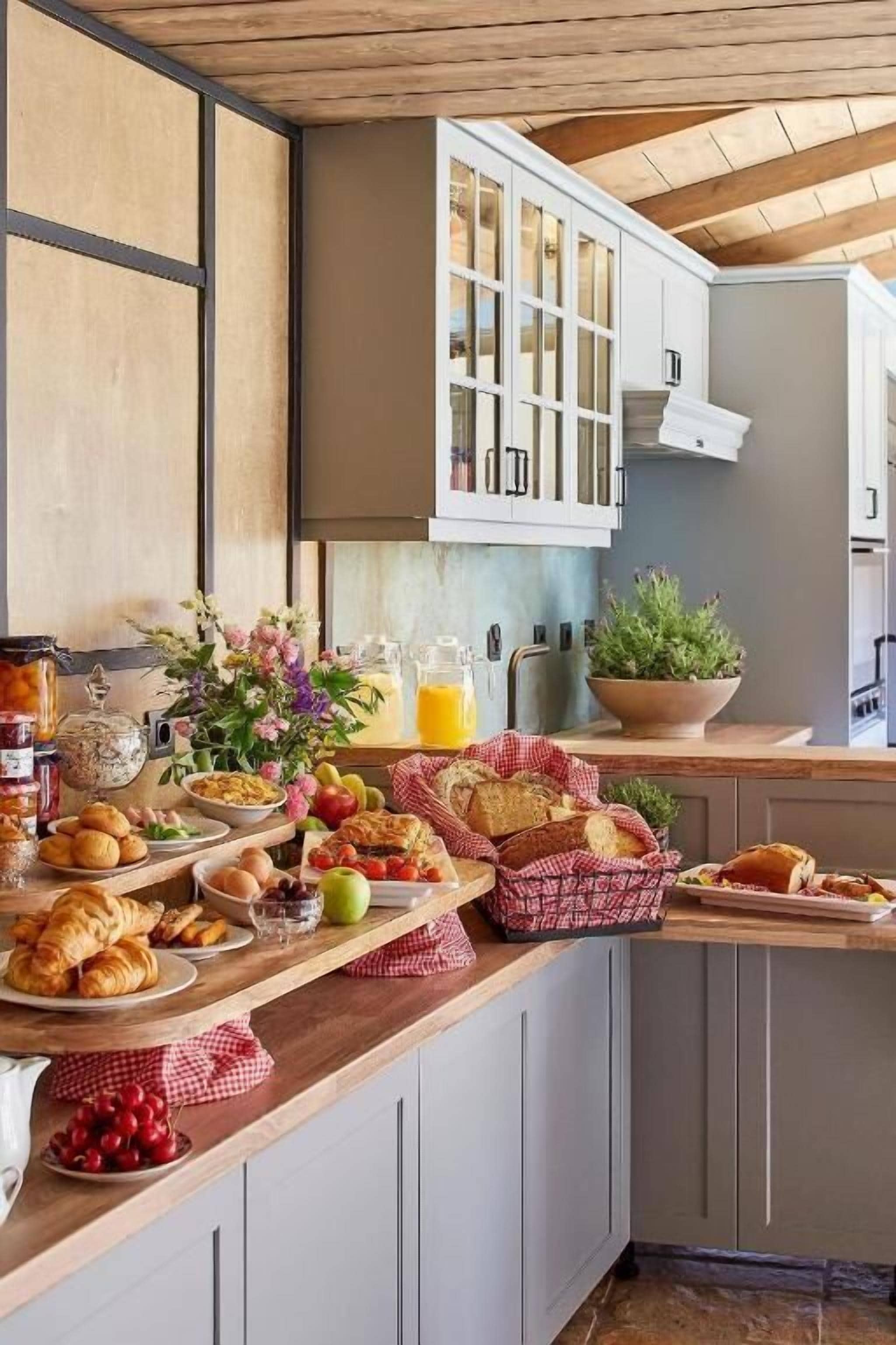 Free daily buffet breakfast