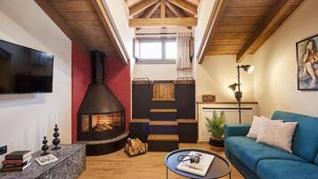 Executive Suite | Hypo-allergenic bedding, minibar, in-room safe, individually decorated