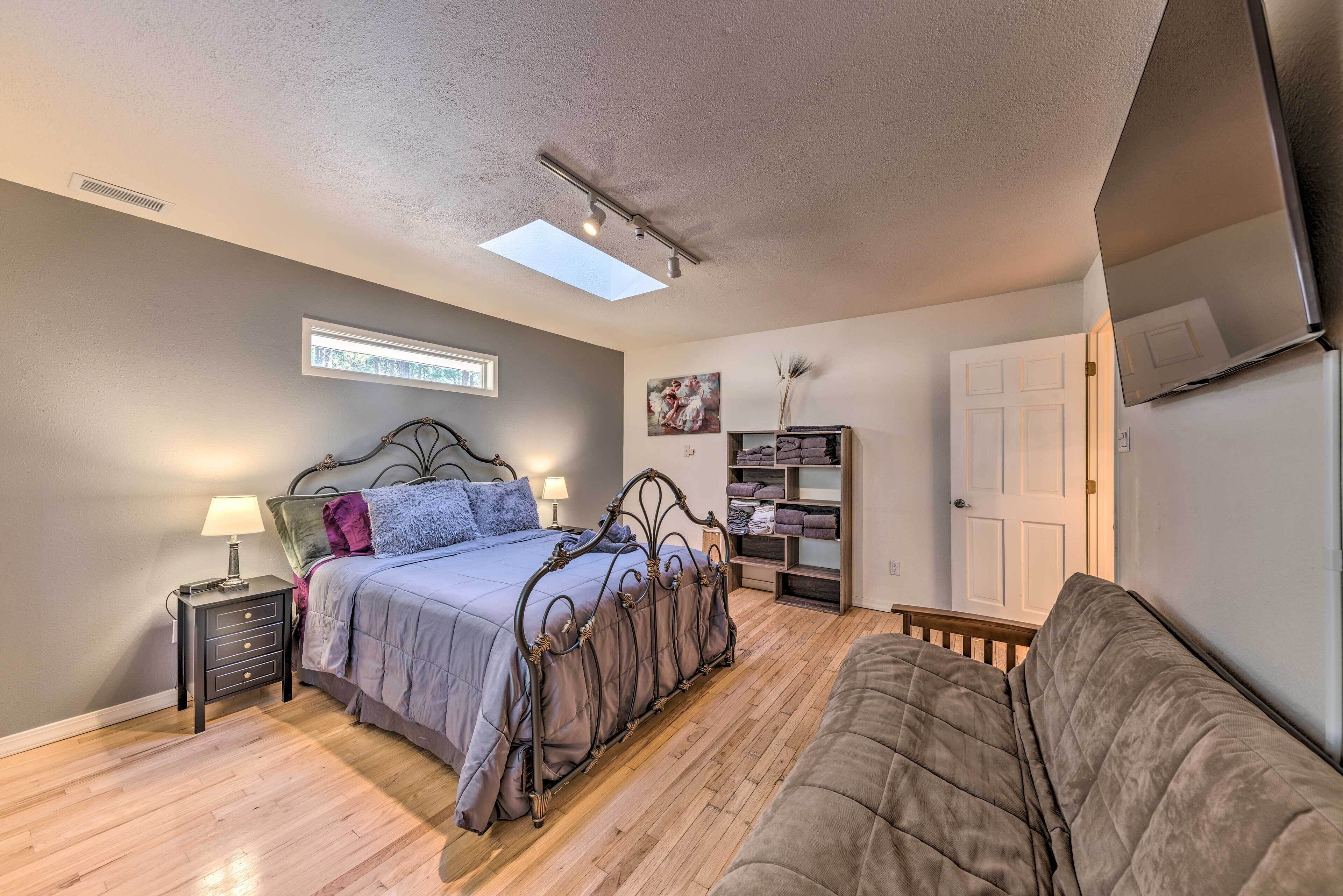 2 bedrooms, desk, iron/ironing board, Internet