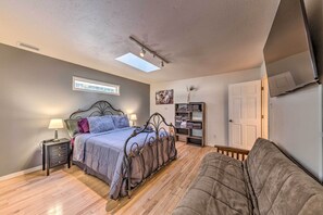 2 bedrooms, desk, iron/ironing board, internet - Ruidoso Getaway w/ Deck - 16 Mi to Ski Apache (Ruidoso)