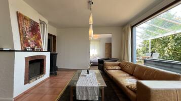 Fernseher, Kamin, Tischtennisplatte